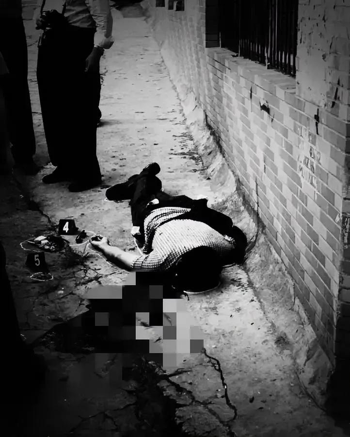 这张照片成为了时代的见证，它见证了“悍匪”周克华的死亡，他为了一点点的金钱，采用