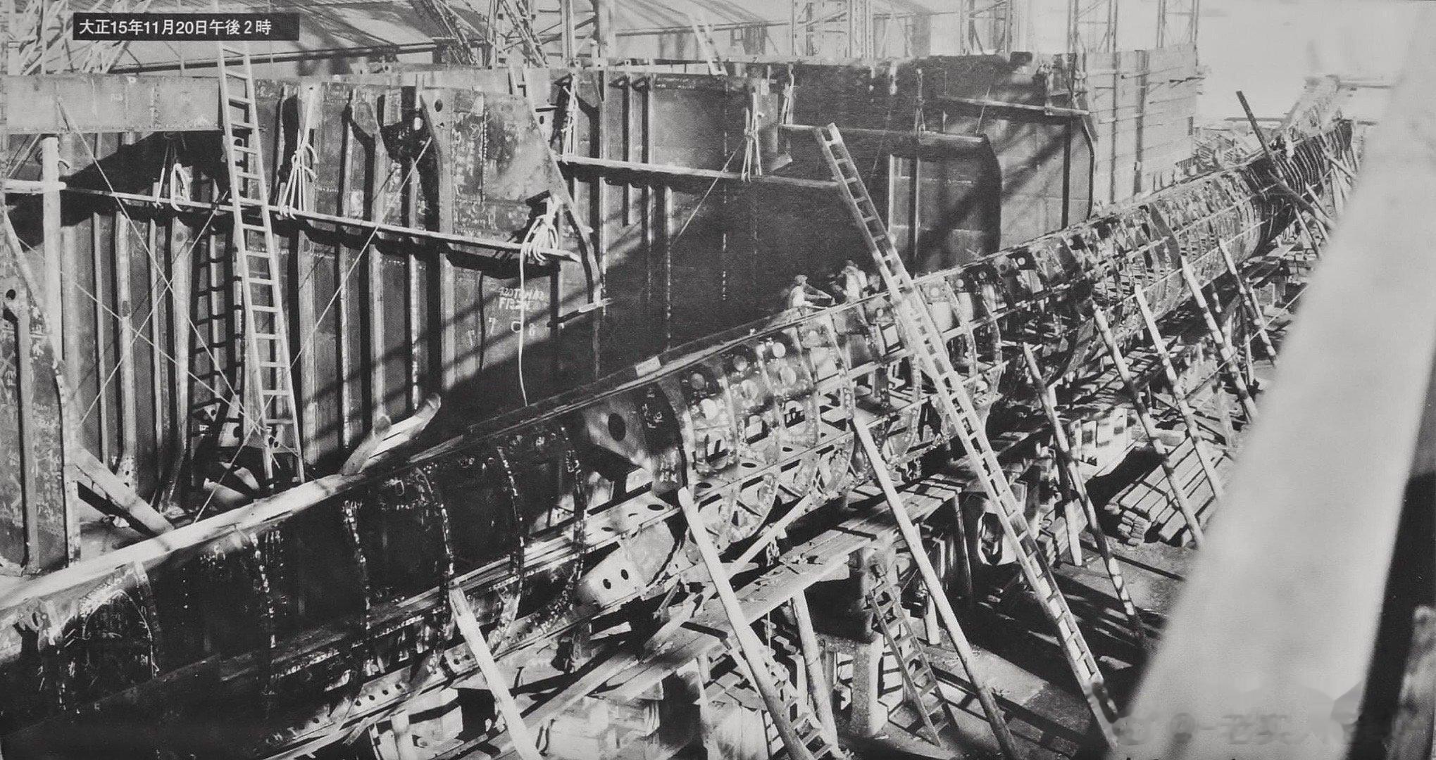 正在建造中的羽黑号重巡洋舰舰体，摄于1927年的三菱重工长崎造船所。可见正在建造