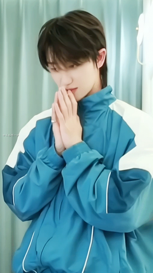 看徐明浩亲自教青春环游记制片人 跳《hot》舞蹈，真的是有点东西！不过越跳越害羞