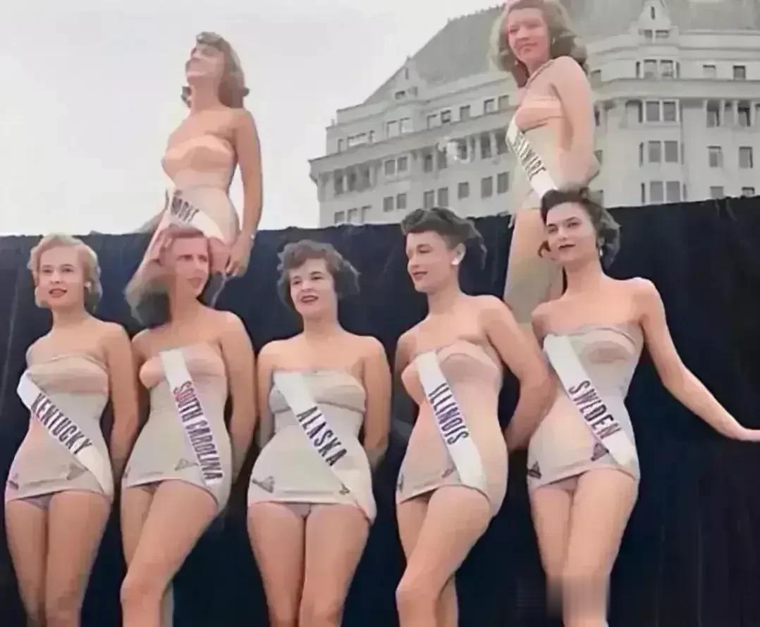1952年，一群漂亮的女孩正在洛杉矶参加世界首届环球小姐选美比赛。个个如花似玉，