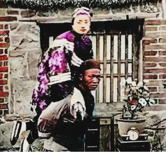 清末，“龟奴”正送妓女去“客户”家服务。

这些“龟奴”是专门到妓院跑堂打杂的，