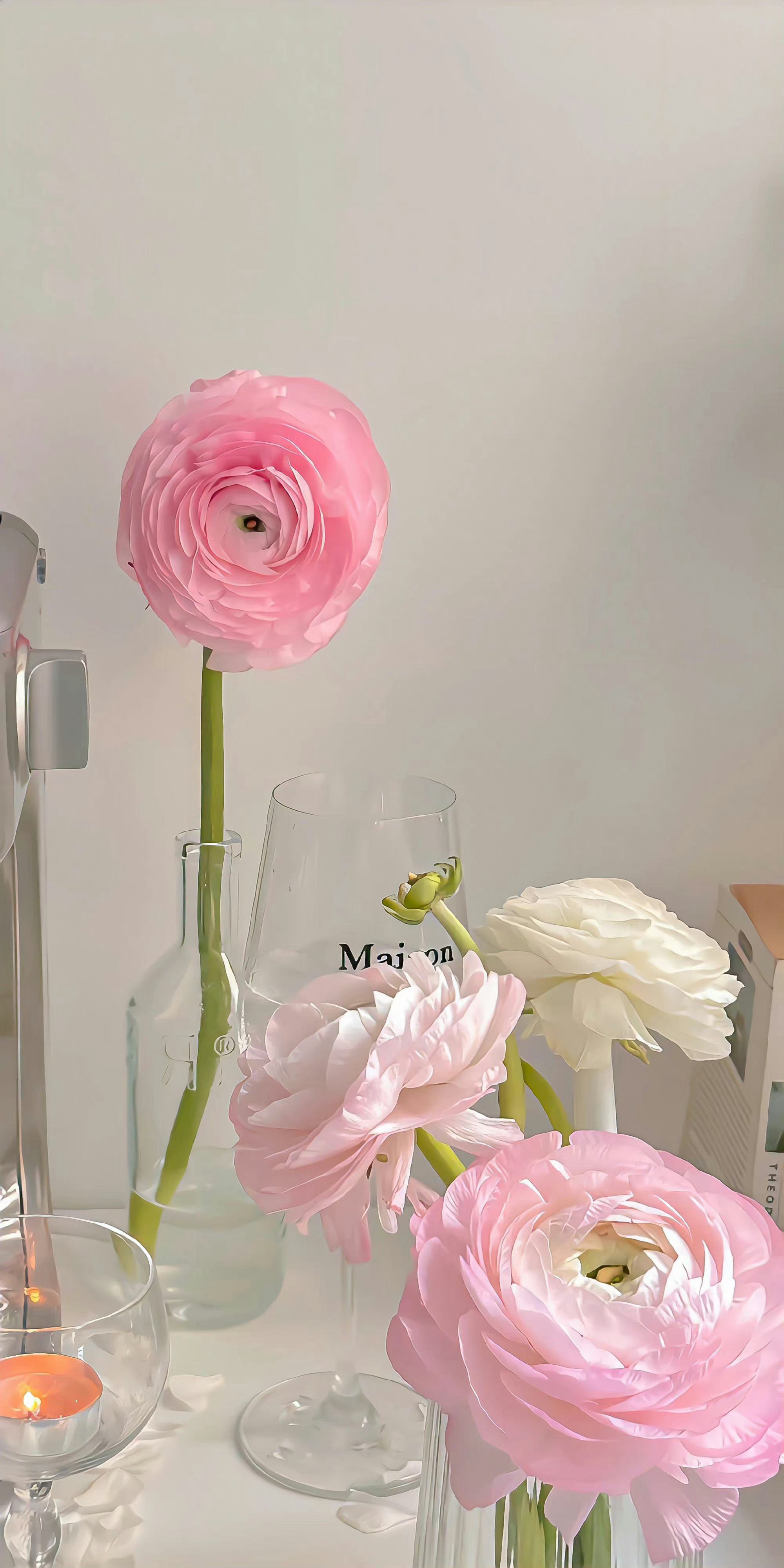  像三月的风扑击明亮的草垛，春天在每个夜晚数她的花朵。——顾城 ​​​