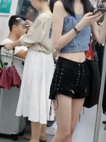 近日，“一键脱衣”软件引发狂潮热浪，但凡有好奇心的人都下载体验，架不住它的新鲜与