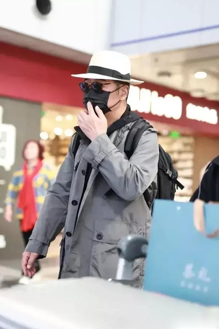 68岁的张国立真的很有品味。他穿着万元的外套，戴着时髦的帽子，穿着牛仔裤，走向机