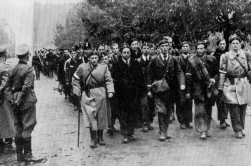 【被俘的波兰抵抗者】
1944年10月初，在华沙起义中的波兰抵抗者成员全部投降，