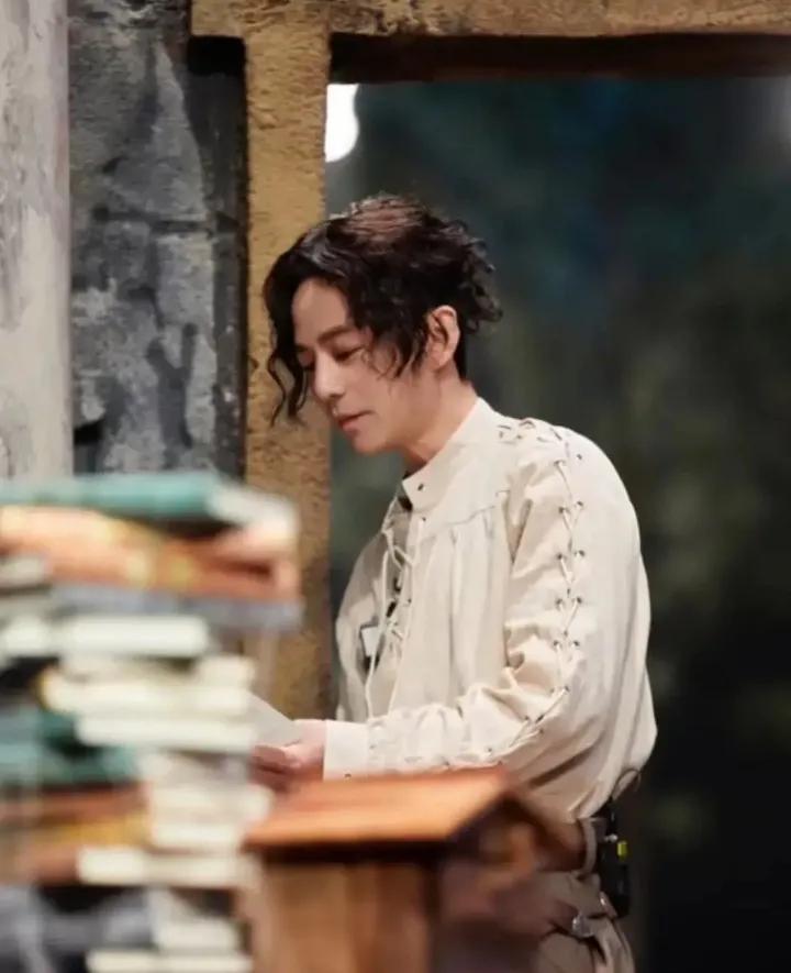 何老师新造型太帅了，年轻了十几岁，艺术又浪漫。

何炅终于找对新发型，有点像戚薇