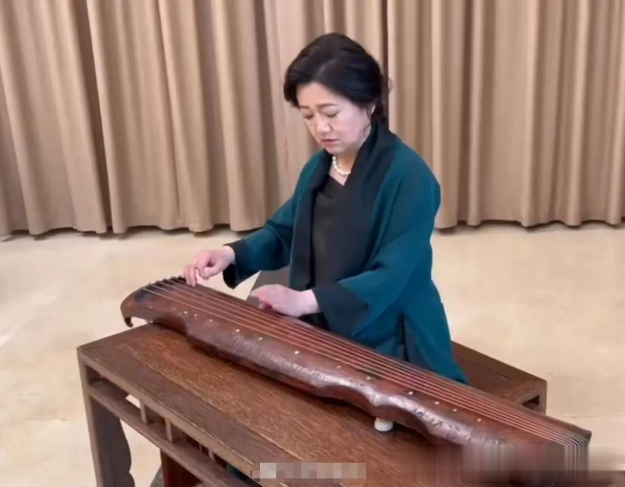 接待马克龙时演奏高山流水的古琴名为“九霄环佩”

目前世上可能仅存五尊（或发现五