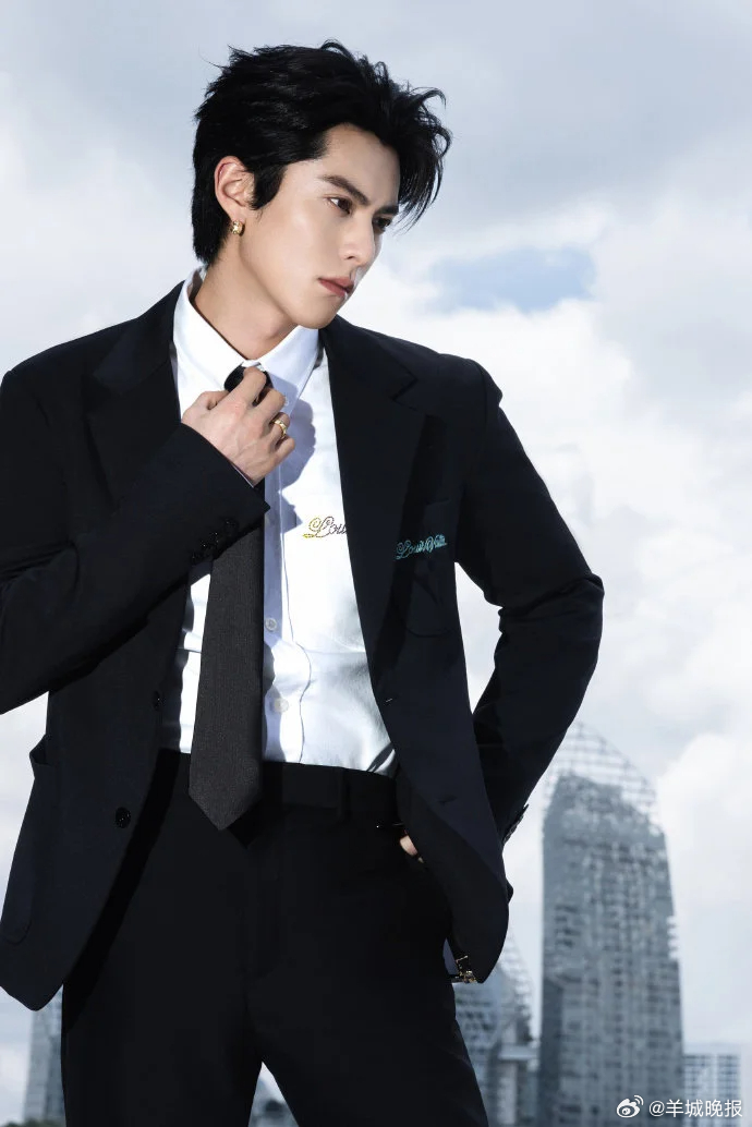 【谁穿黑西装最权威？】有人穿出沉稳内敛的精英范，有人穿出禁欲系的压迫感……谁才是