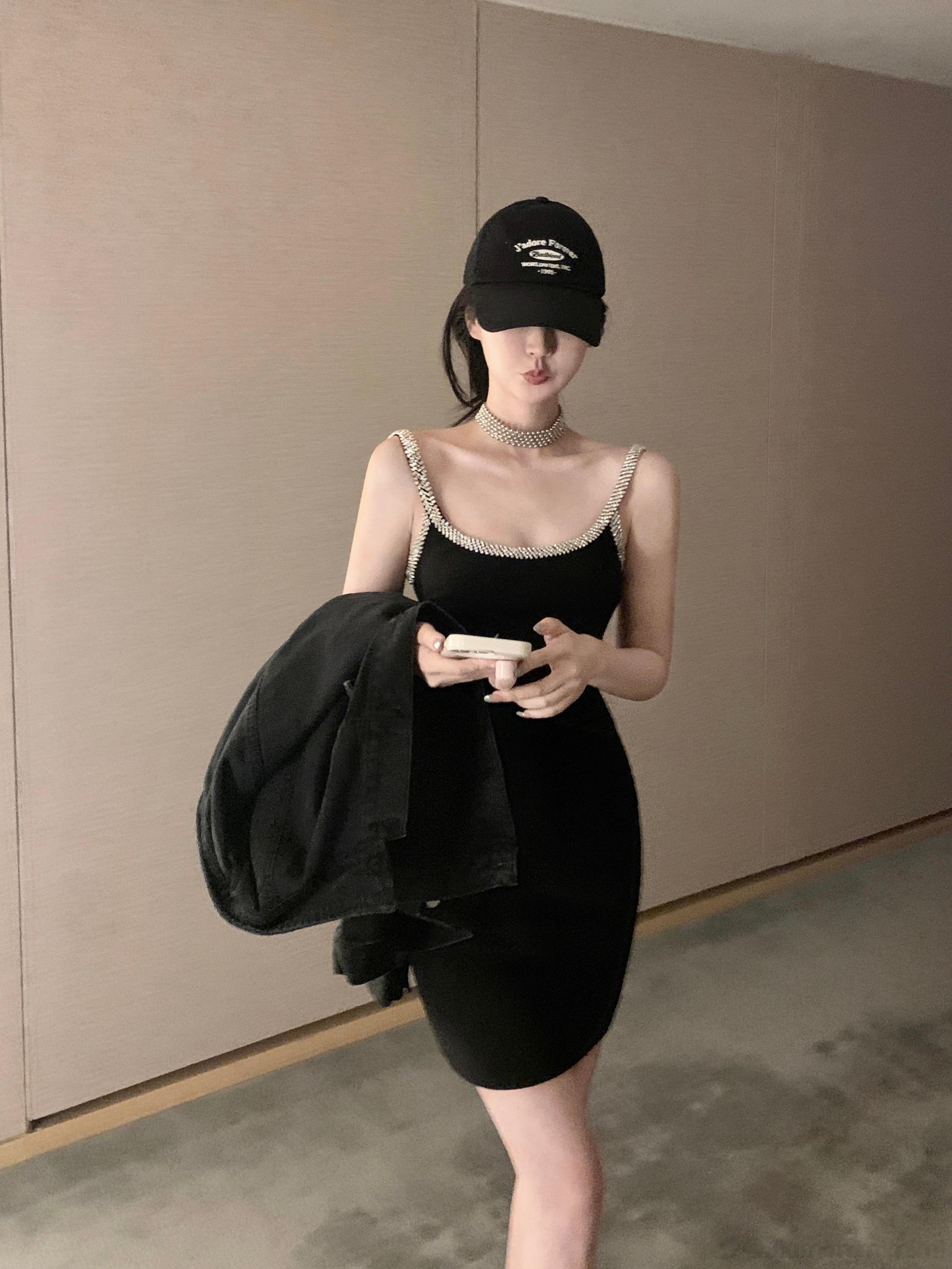 版型上大家应该不陌生了 也是之前卖过大几千条的黑白两色弹力连衣裙的版 双层复合面