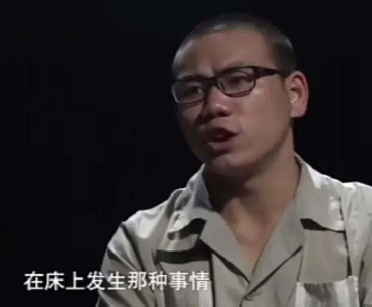 男子张东回到家中，意外发现家里并不太平。他发现母亲与一个陌生男子赤身纠缠在床上，