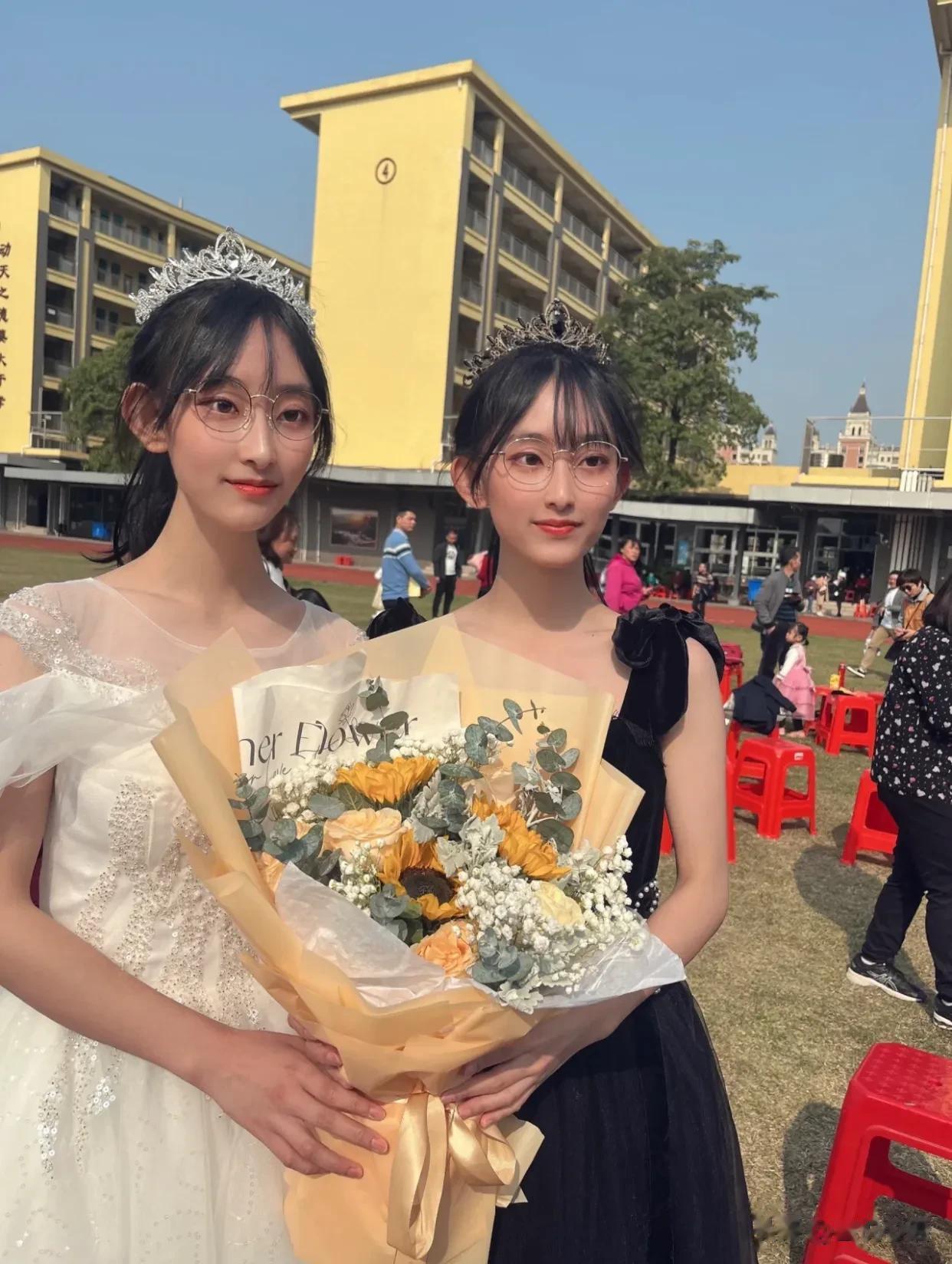 18岁成人礼上的双胞胎，这也太美了吧[爱慕]
猜猜哪一个是姐姐，哪一个是妹妹？
