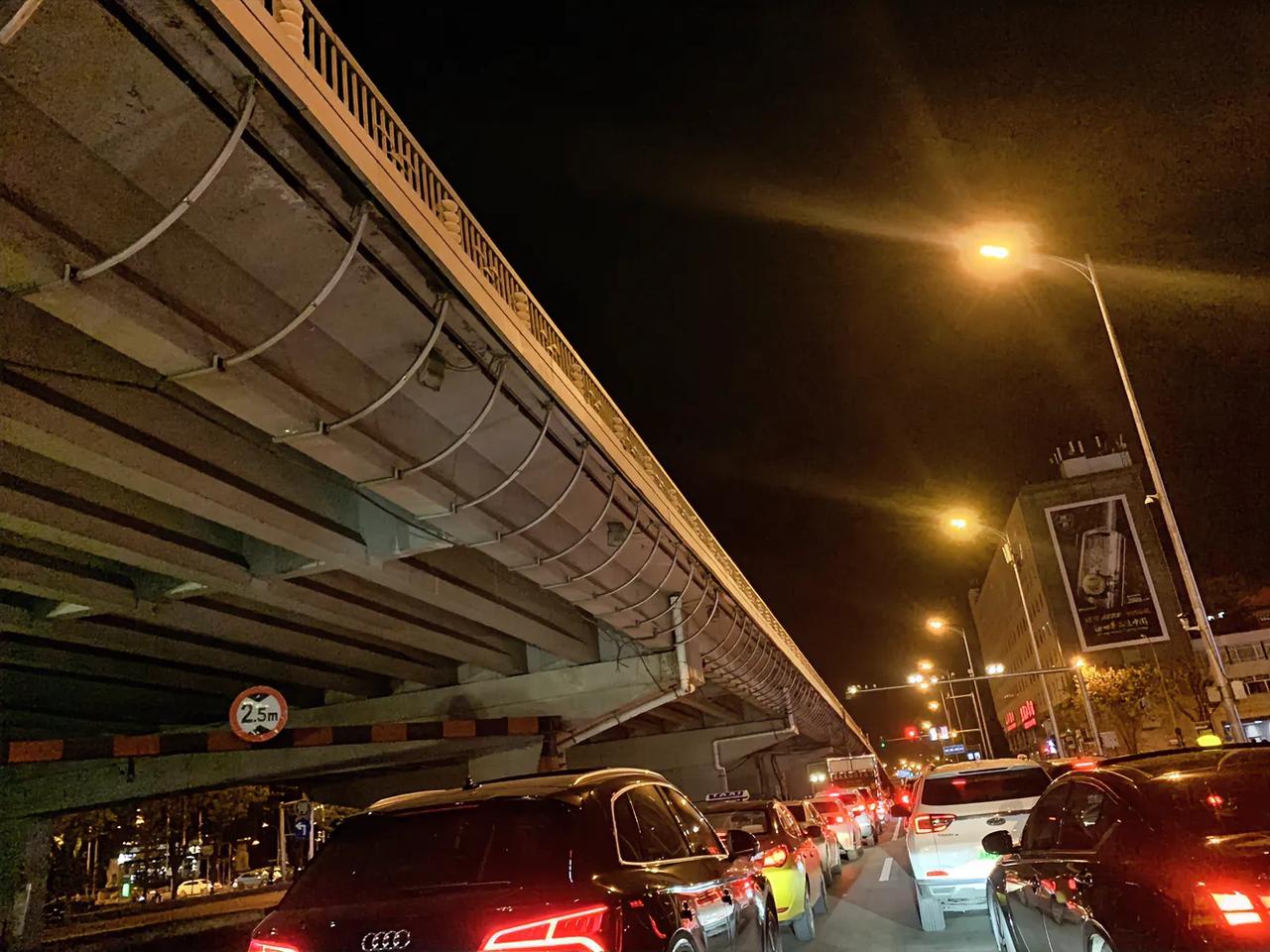 夜晚22:30分的北京，西二环复兴门以北主路走不通，到辅路都堵了。其他城市的人已