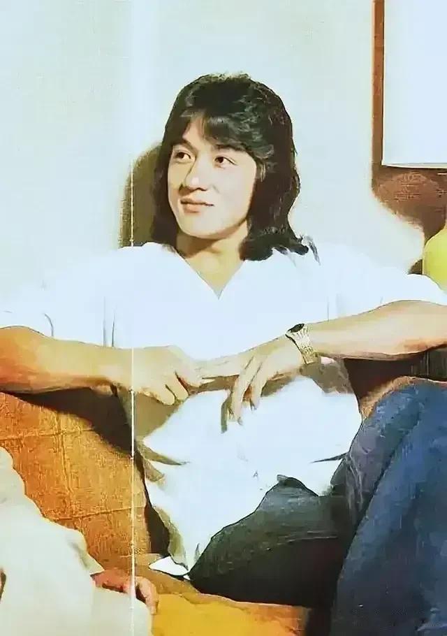80年代的成龙大哥也是小鲜肉一枚啊，留着一头乌黑的长发，手戴金表，五官精致，真的