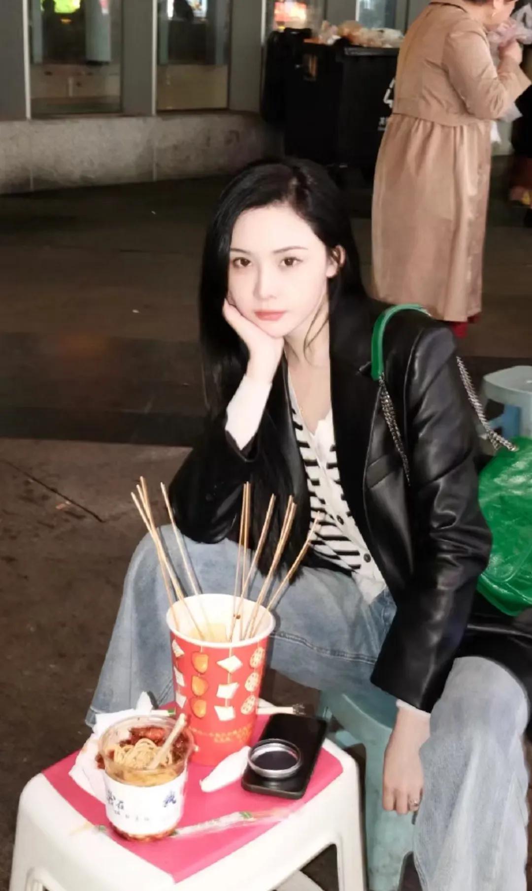 没想到汪小菲前女友张颖颖也蛮接地气的，坐在路边吃小吃，环境看着好简单，两个凳子，