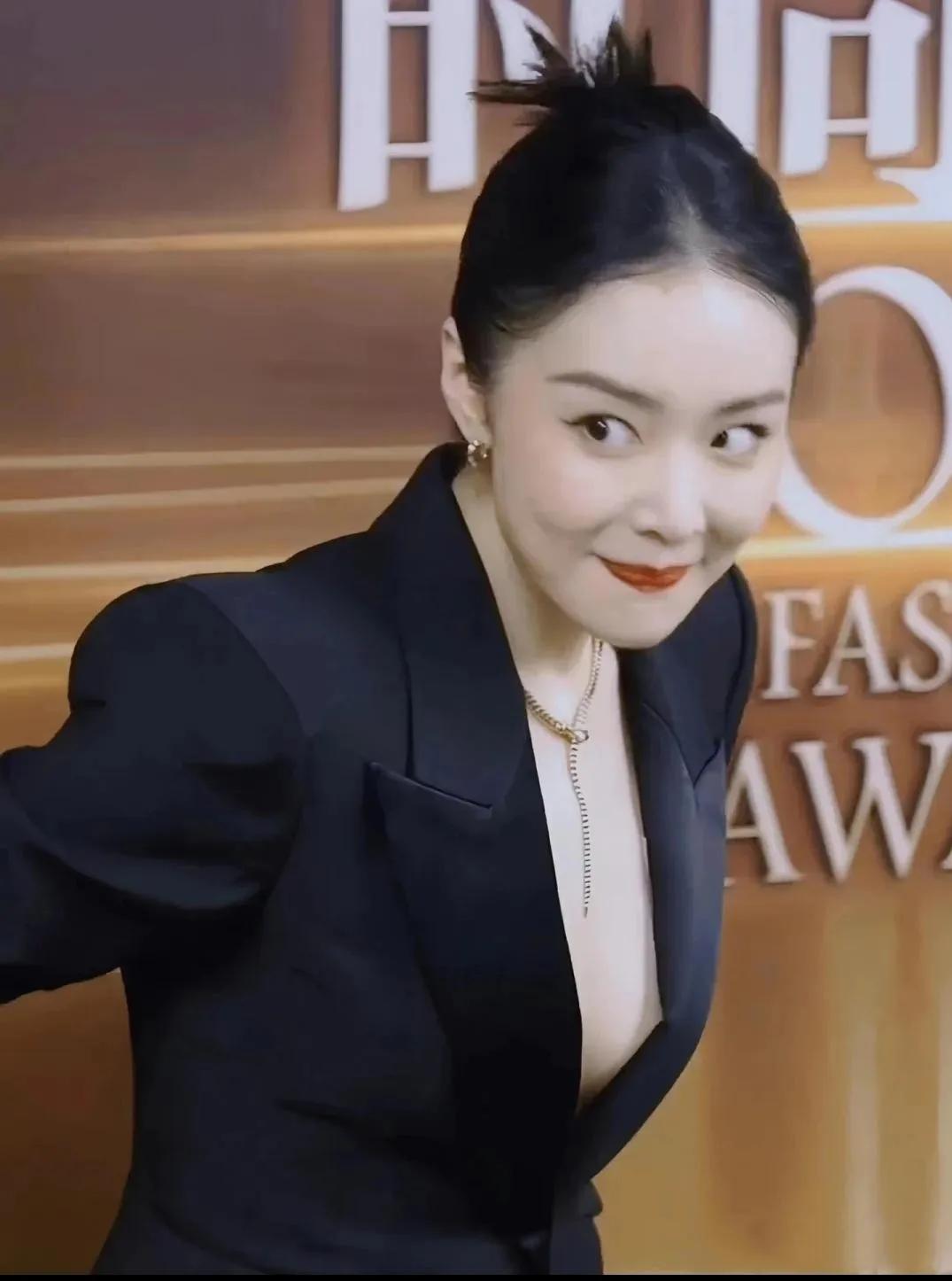 高叶参加宣传活动时的情景，没想到高冷的“大嫂”也有这么萌的一面。
高叶长得神似韩