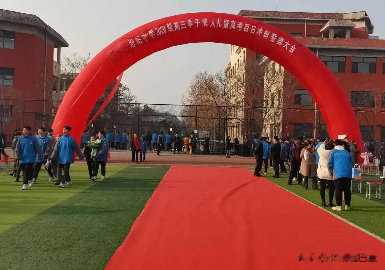 真就搞不明白了。高三男生穿西服和女生浓妆艳抹穿丝袜高跟鞋裙子难道就是成人了？

