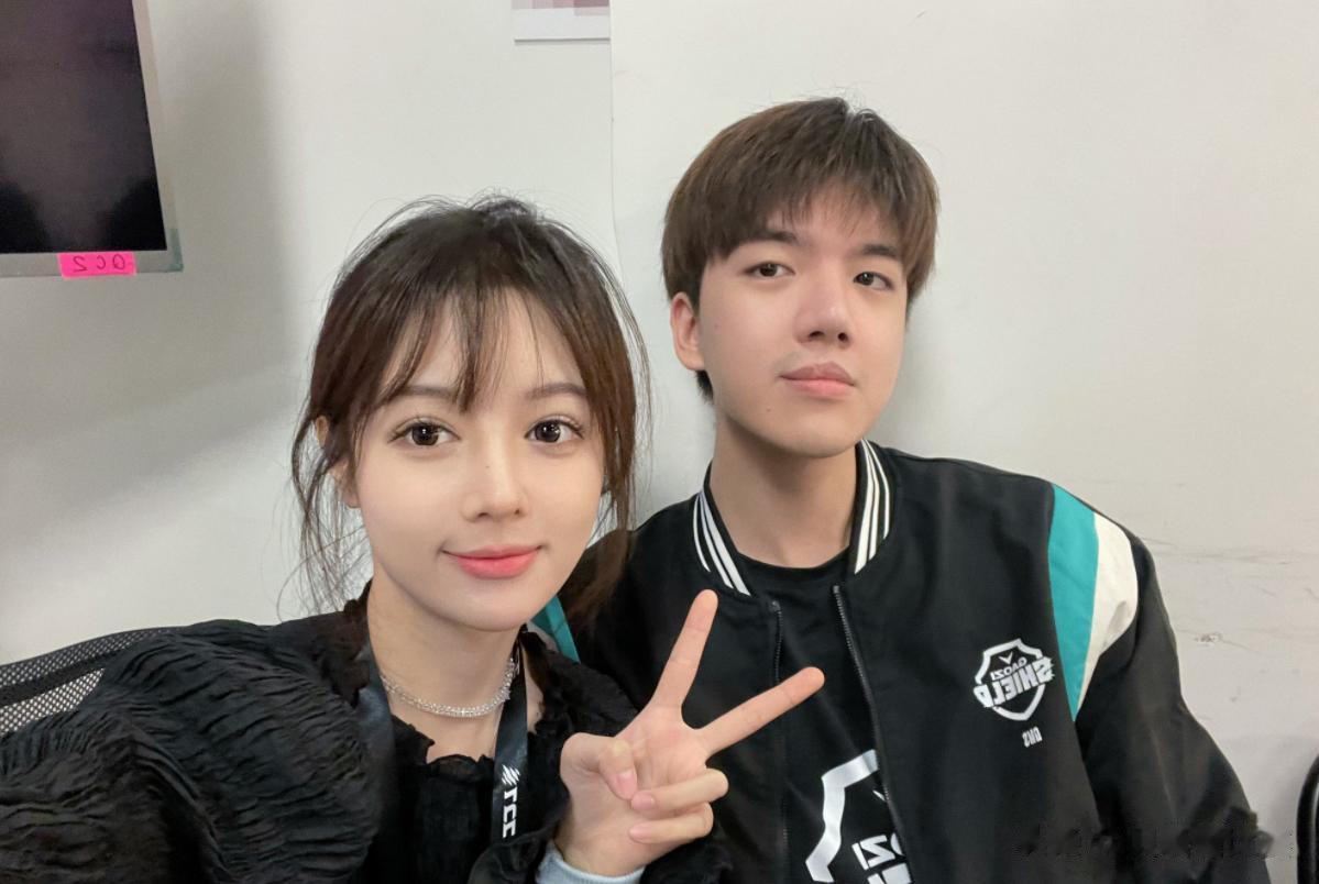 恭喜PYL！微博官宣结婚了！
LPL官方解说PYL在微博官宣自己结婚领证的消息，