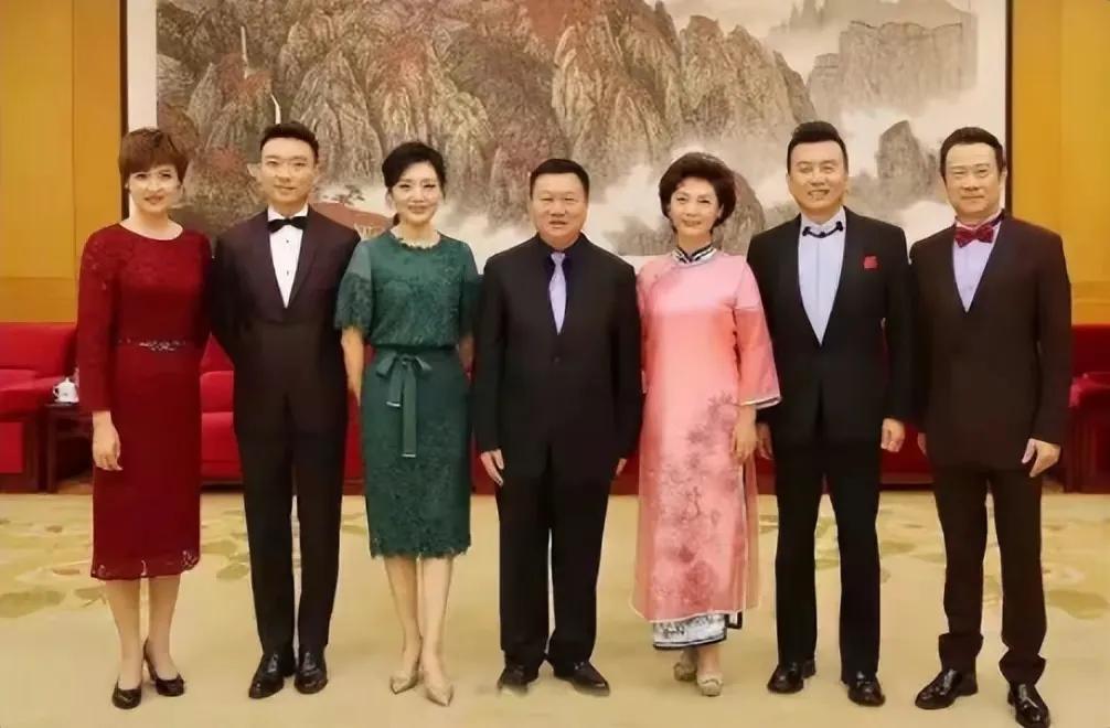 央视主持人的气质真是与众不同！男士们仪态庄重，气宇非凡，神采奕奕，高大帅气。女士