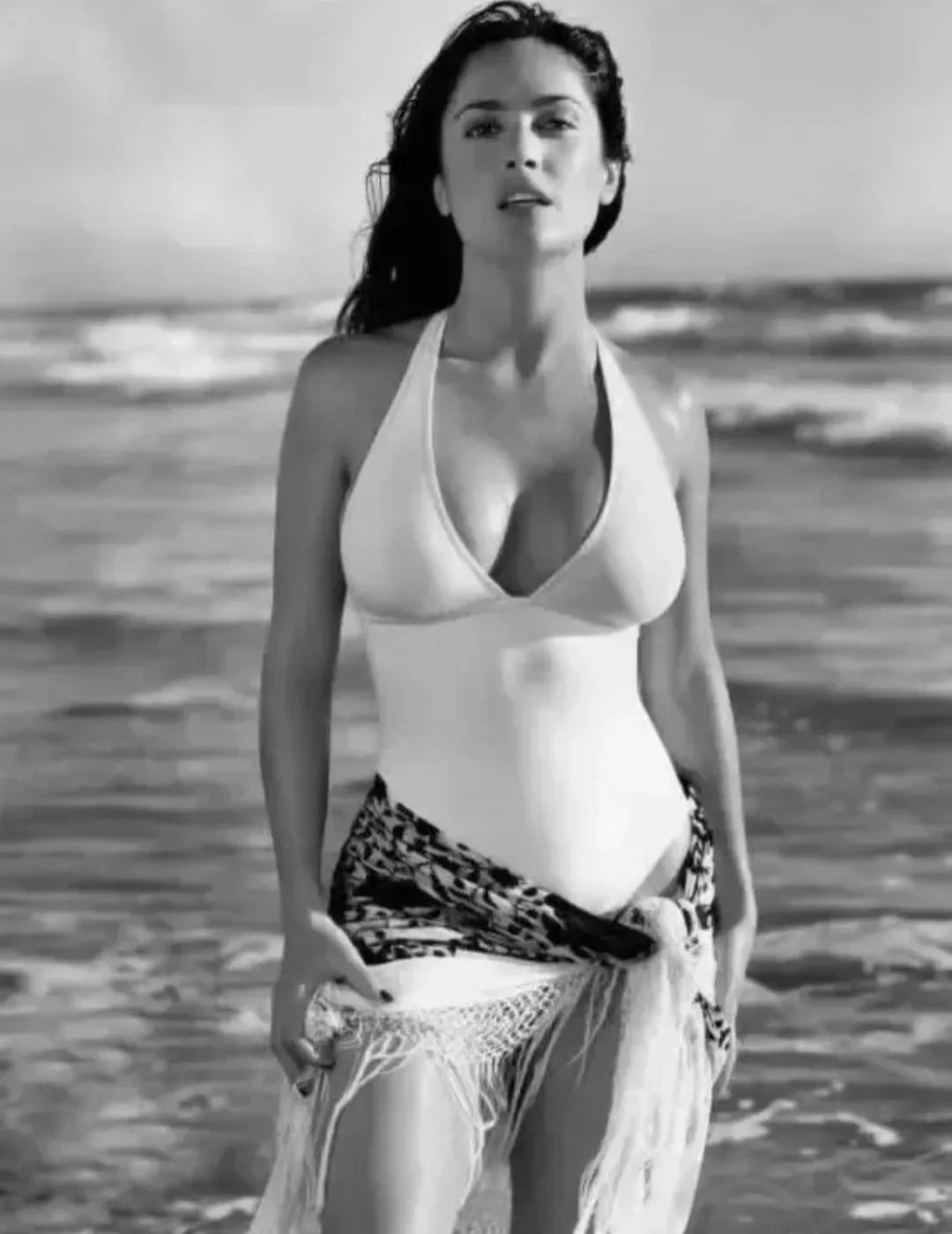 1999年，33岁的墨西哥女明星海耶克，在海滩上拍下了这一幅看上去非常吸引人的照