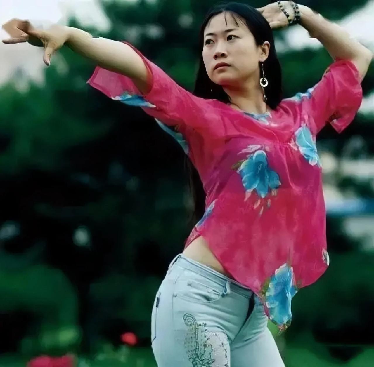 网红鼻祖芙蓉姐姐，当年受尽嘲讽和调侃，如今开传媒公司当老板，身家过亿，妥妥的人生