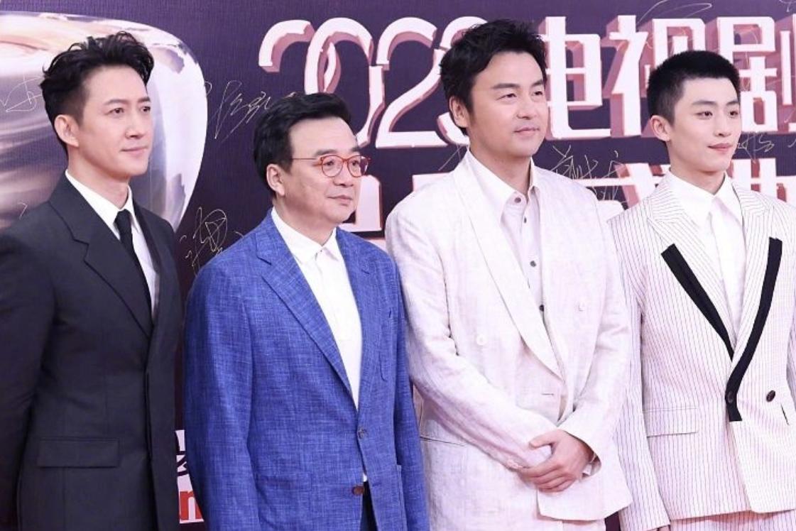 2023电视剧品质盛典的红毯大约是这一年最真实的一场红毯了。
从现场出图来看，皱
