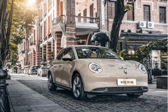 在马斯洛人类需求层次理论中，人类生存的需要包括生理需求、安全需求、社交需求、尊重