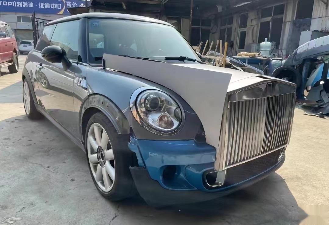 之前谁说全球只有一台 RR MINI，这不就是还有一台么气场太夸张 ​​​