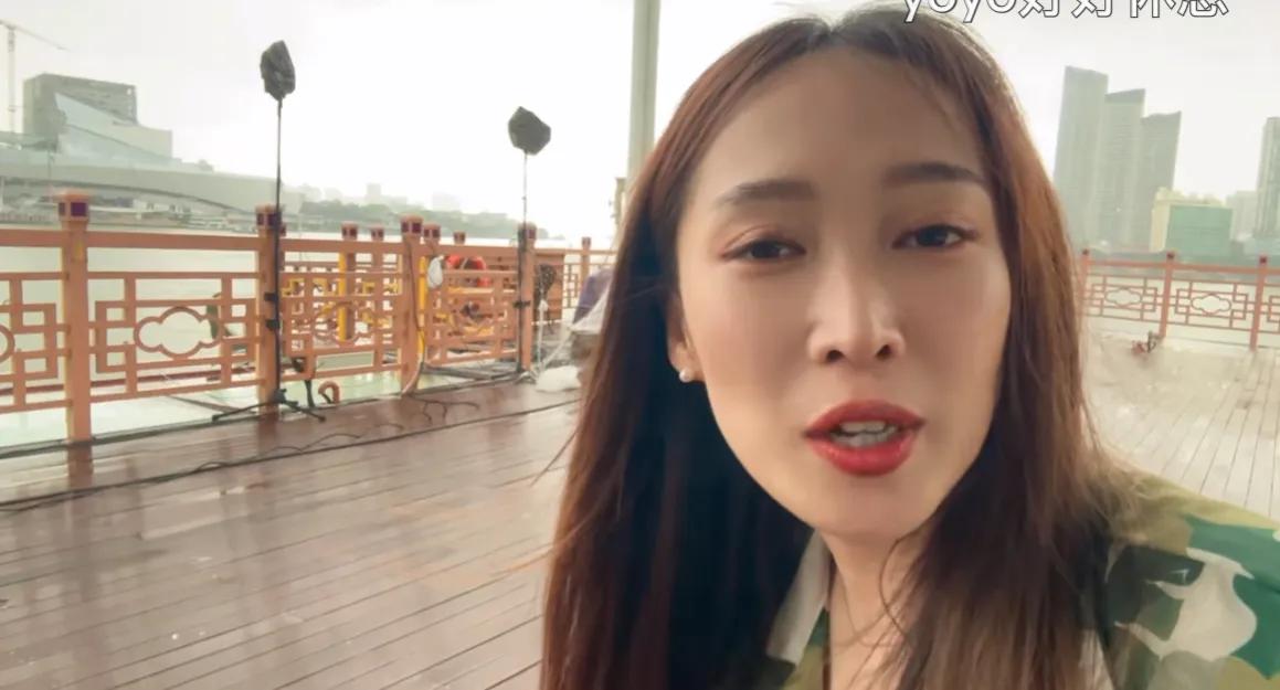 东方甄选YoYo在社交媒体平台发文：我的梦想只是下着雨在外面坐着跷二郎腿玩听白噪