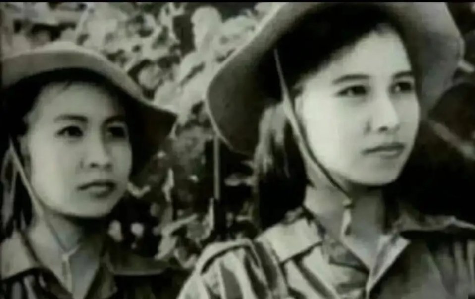 1979年，两名越南女子朝我军投了火箭弹就快速躲回了坚固的暗堡。“快打那两个娘们