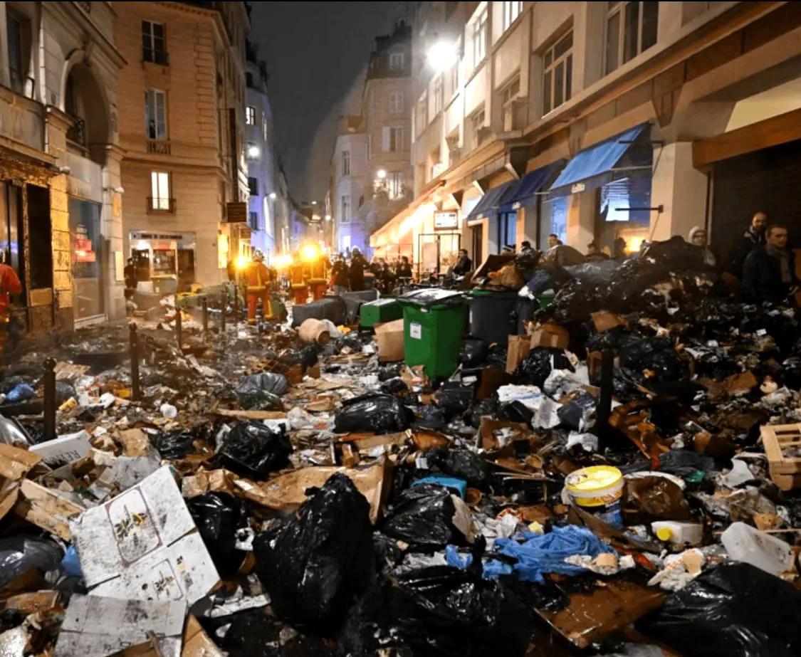 你能相信这是法国的巴黎街道吗？垃圾堵满街道、混乱不堪。因为近日的大罢工就成了这个