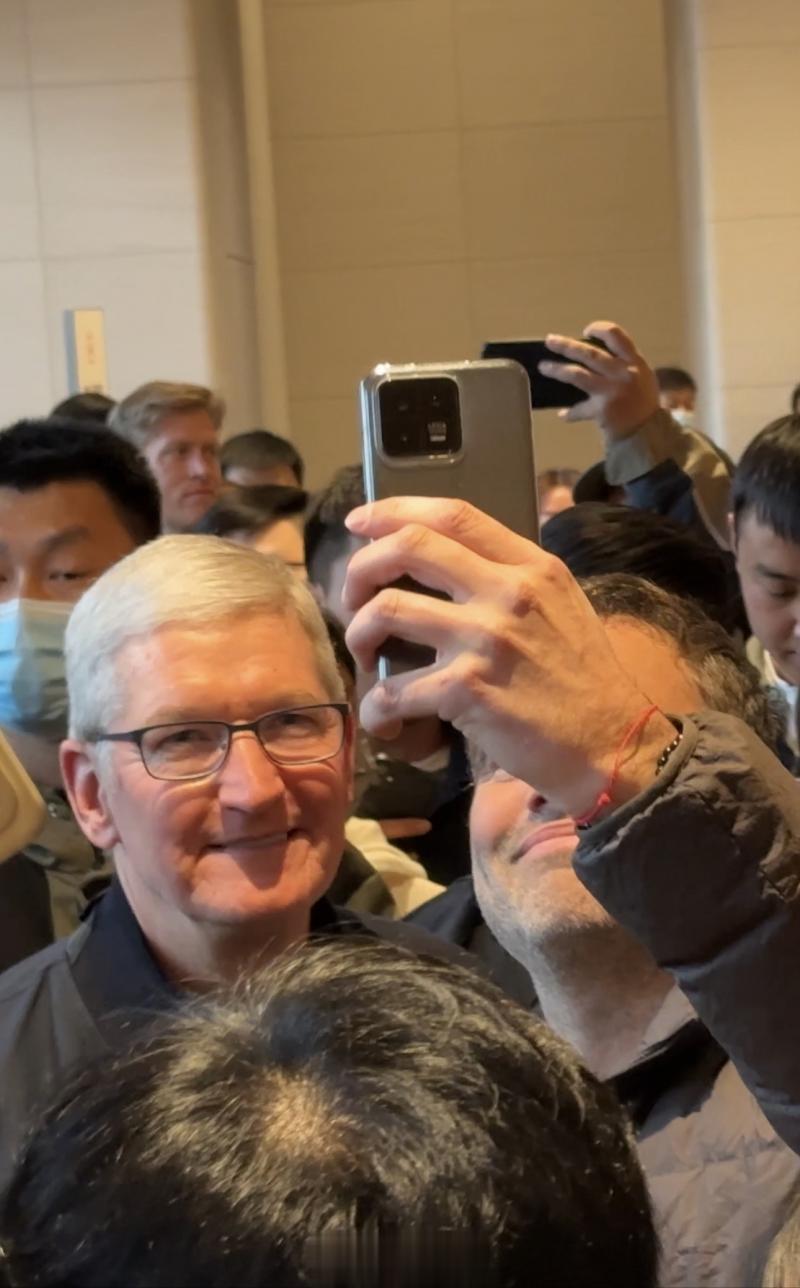 苹果公司CEO蒂姆·库克现身北京三里屯Apple零售店但是我怎么总感觉这个手机不