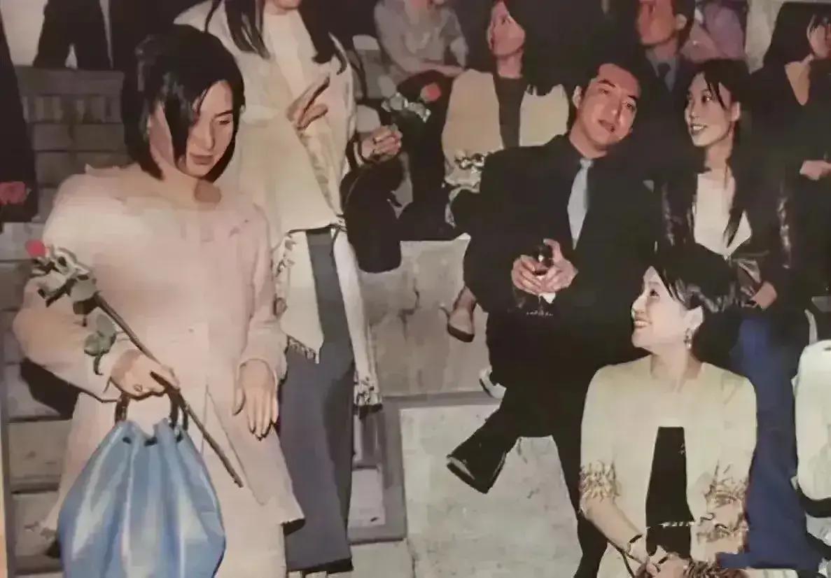 四太梁安琪满眼羡慕的看着何超琼，

年老后梁安琪的幸福是何超琼羡慕不来的。

1