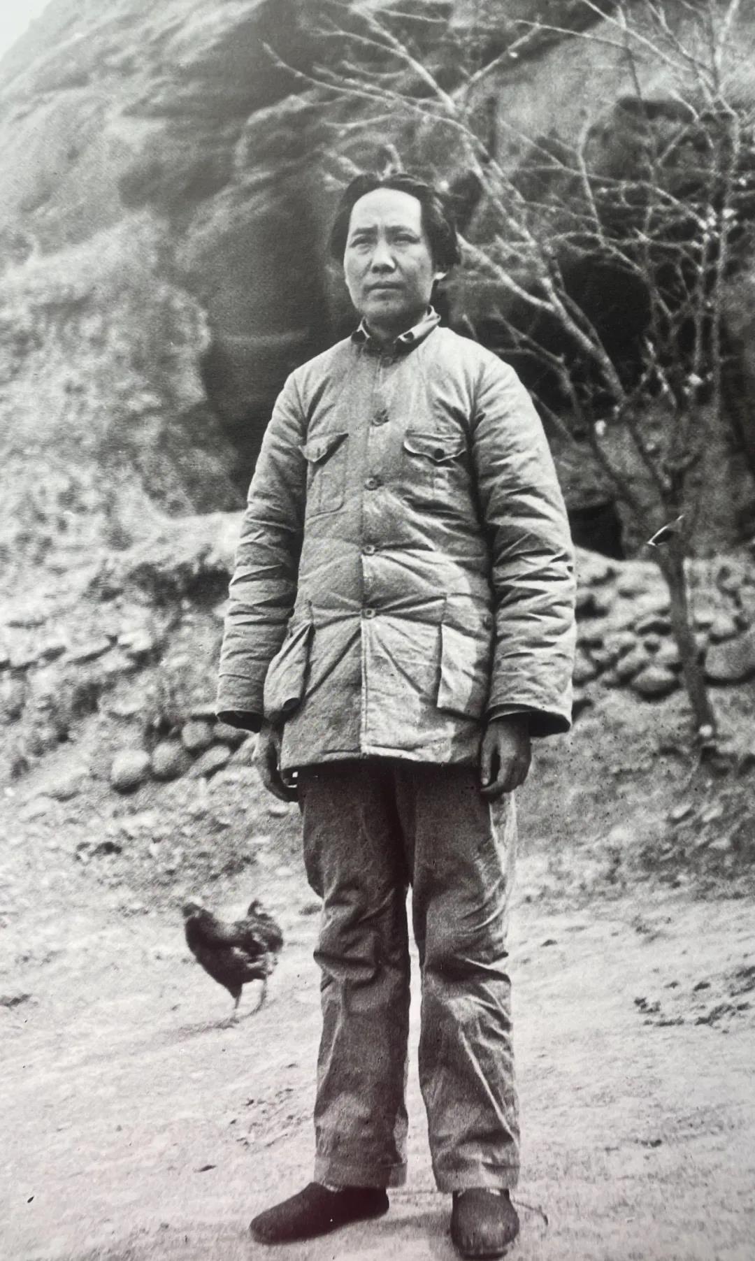 1936年，毛主席在延安。
1934年10月红一方面军开始长征，1935年1月中
