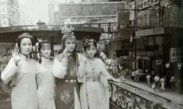 这张照片拍摄于1987年的香港。当年电视连续剧《红楼梦》在香港播出引起轰动，一片