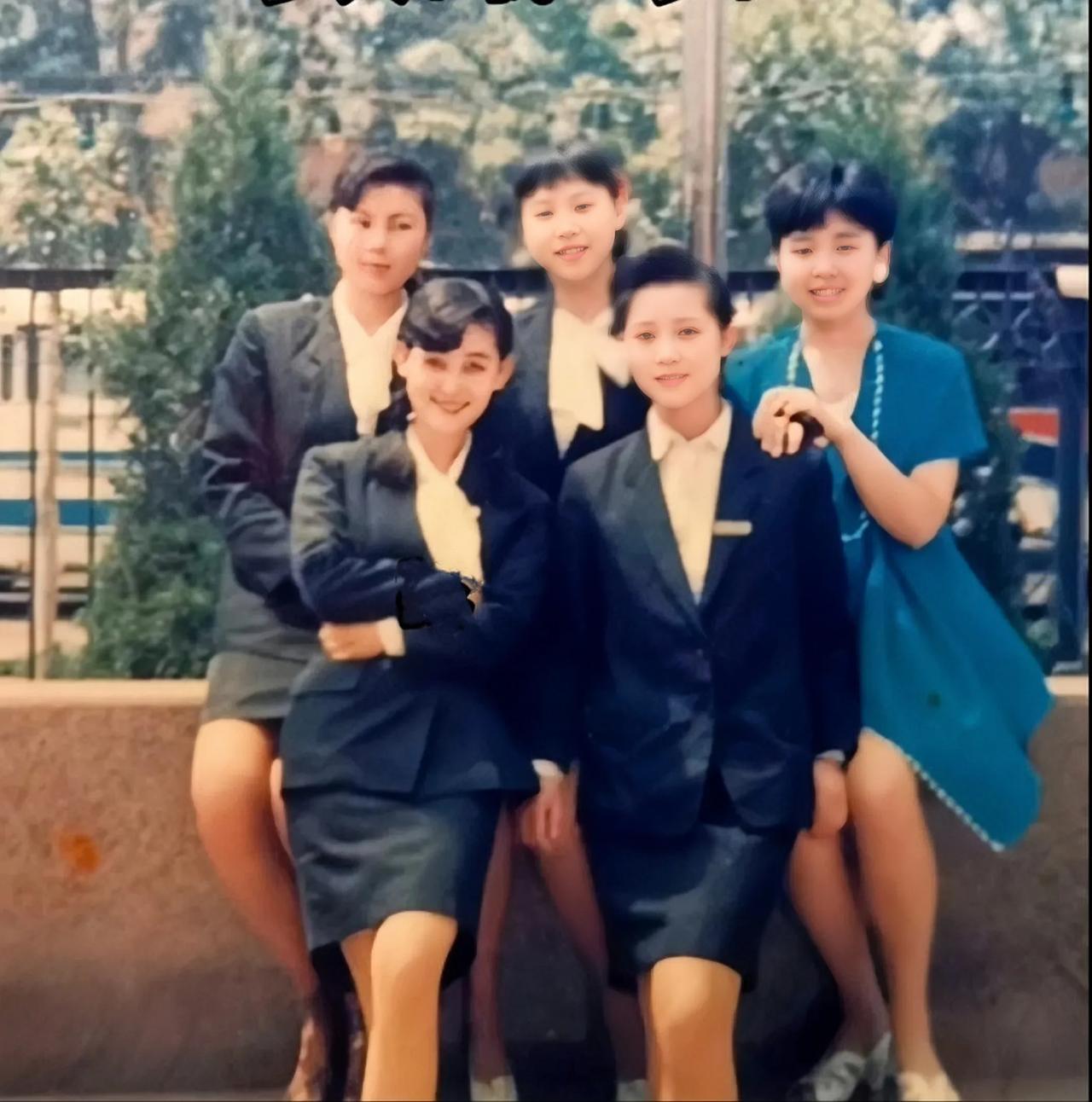 1993年，五个年轻姑娘的合影，那时的她们年轻漂亮，风华正茂。
这五个姑娘里，有