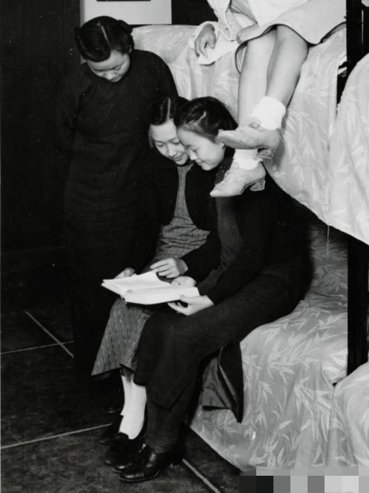 1941年，燕京大学宿舍内的女大学生，看她们的穿着打扮，其家庭一定是非富即贵，而