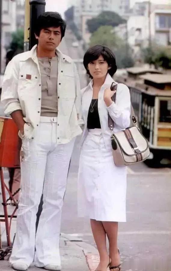 三浦友和，一位才华横溢的日本演员、编剧和歌手，是山口百惠的丈夫。年轻的时候，他是