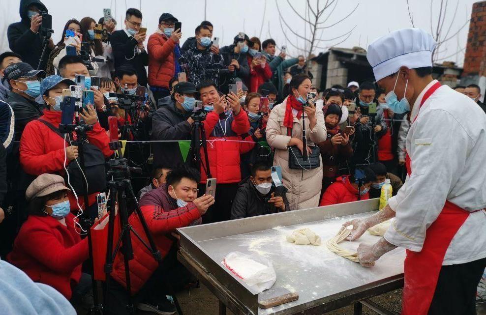 今天看了关于拉面哥的一篇报道，各路人众都去拉面哥家蹭流量，搞得拉面哥很疲惫。其实