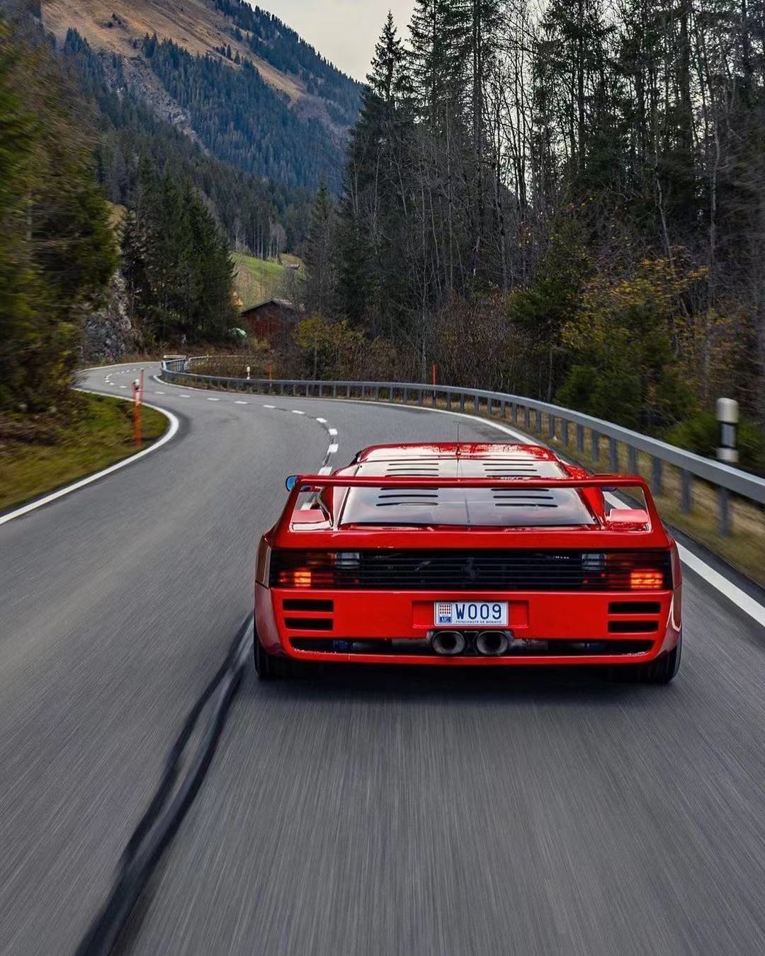 1000匹的LOTEC TT1000是基于法拉利Testarossa改装而成，但