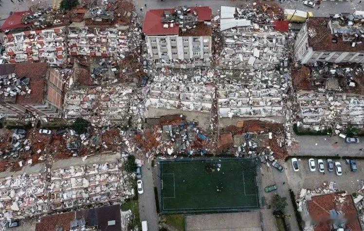 触目惊心，以下是土耳其南部省份哈塔伊省今天两场7.5级以上大地震的灾后现场图！这
