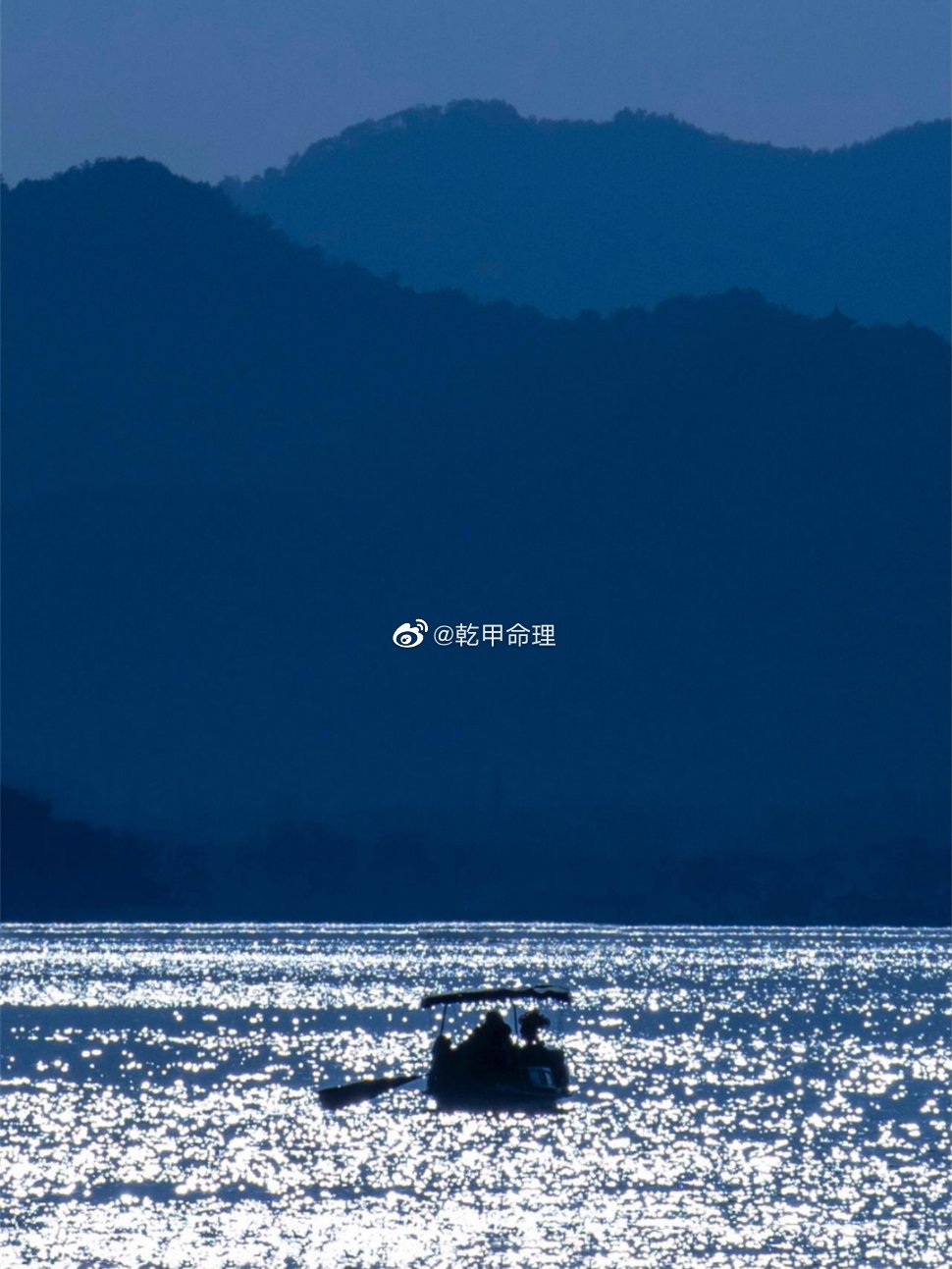 无论是面对谁，只要你不欠他的，就没有必要唯唯诺诺，强势一点，才能争得社交的主动权
