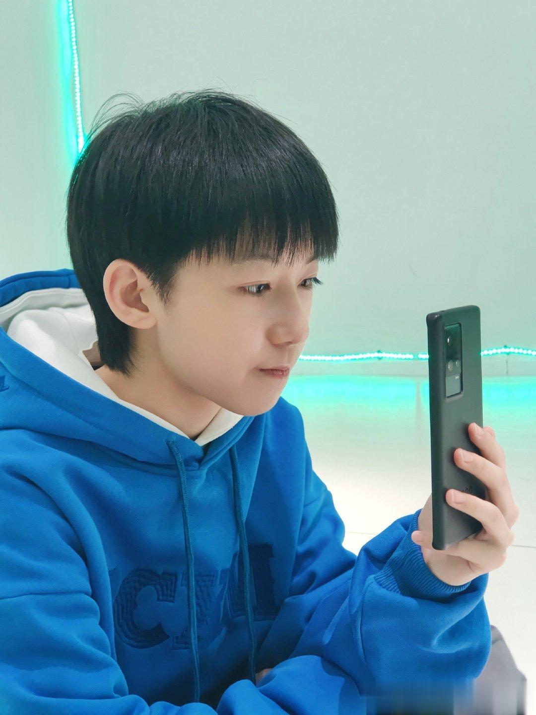 ybw要将手机上上千张图片 换成一张去见他的机票. ​​​