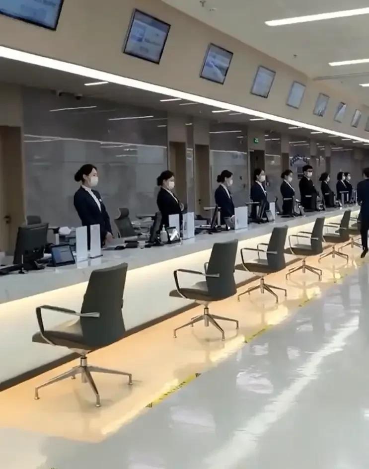 这是陕西西安政务大厅工作人员站一排迎接市民的现场照片，据拍摄的人称觉得非常震撼，