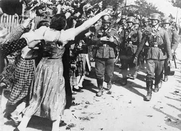 1941年，德国攻入乌克兰境内。当时，许多乌克兰人欢迎德军的到来，甚至有一些乌克
