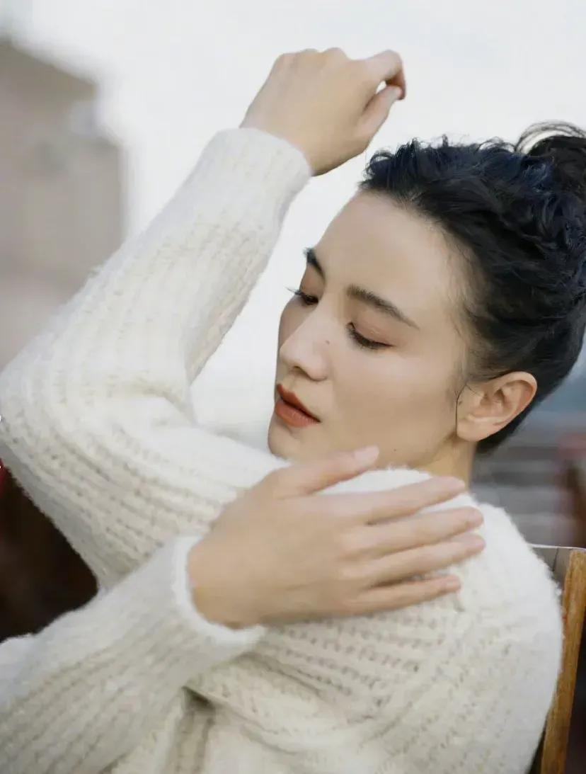 事实证明：人美身材好，随便一穿就美得格外扎眼，宋佳穿简单的毛衣，都这么有范！

