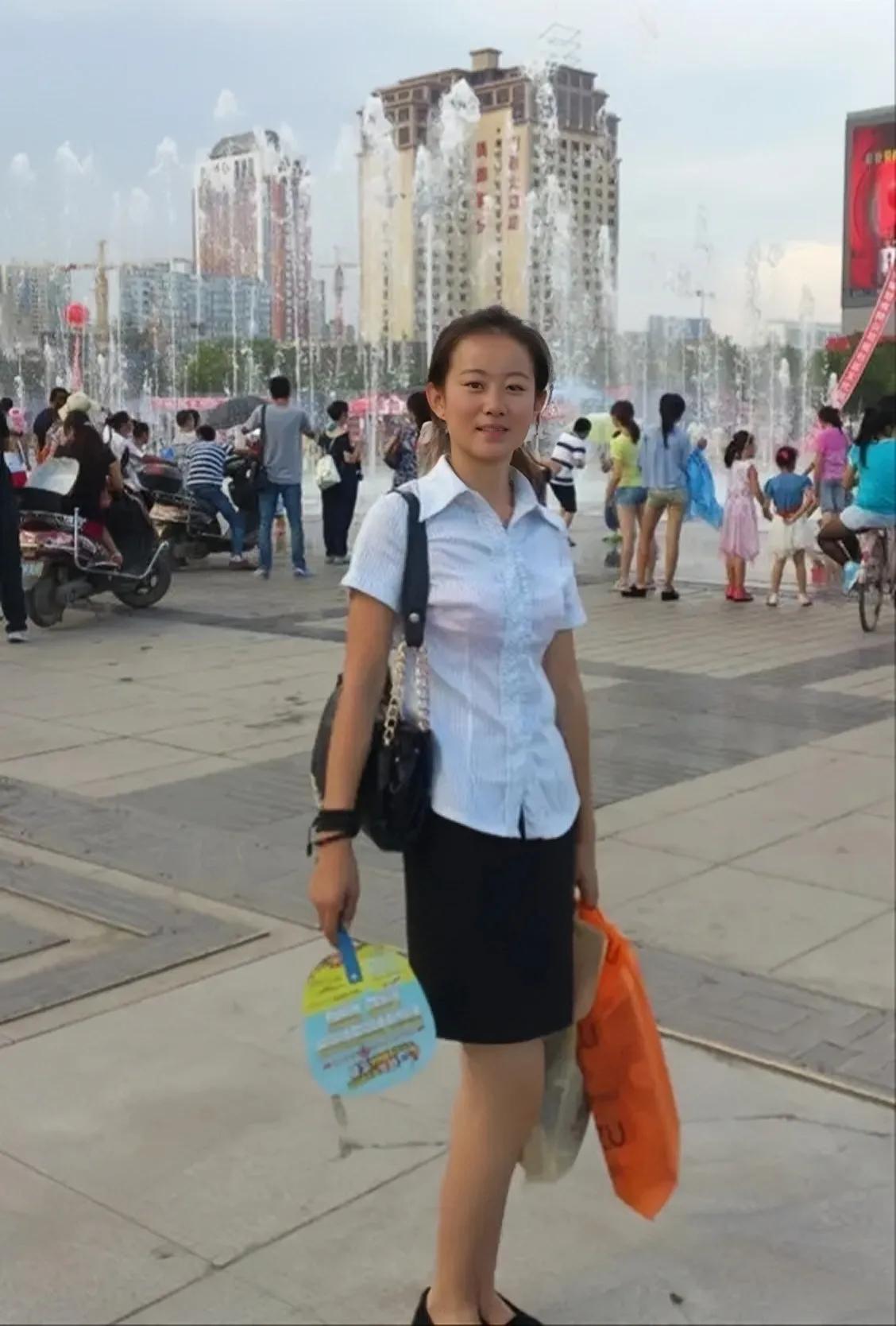 十几年前，一个姑娘年轻时的留影，姑娘身材瘦而不柴，白里透红，与众不同。
这个姑娘