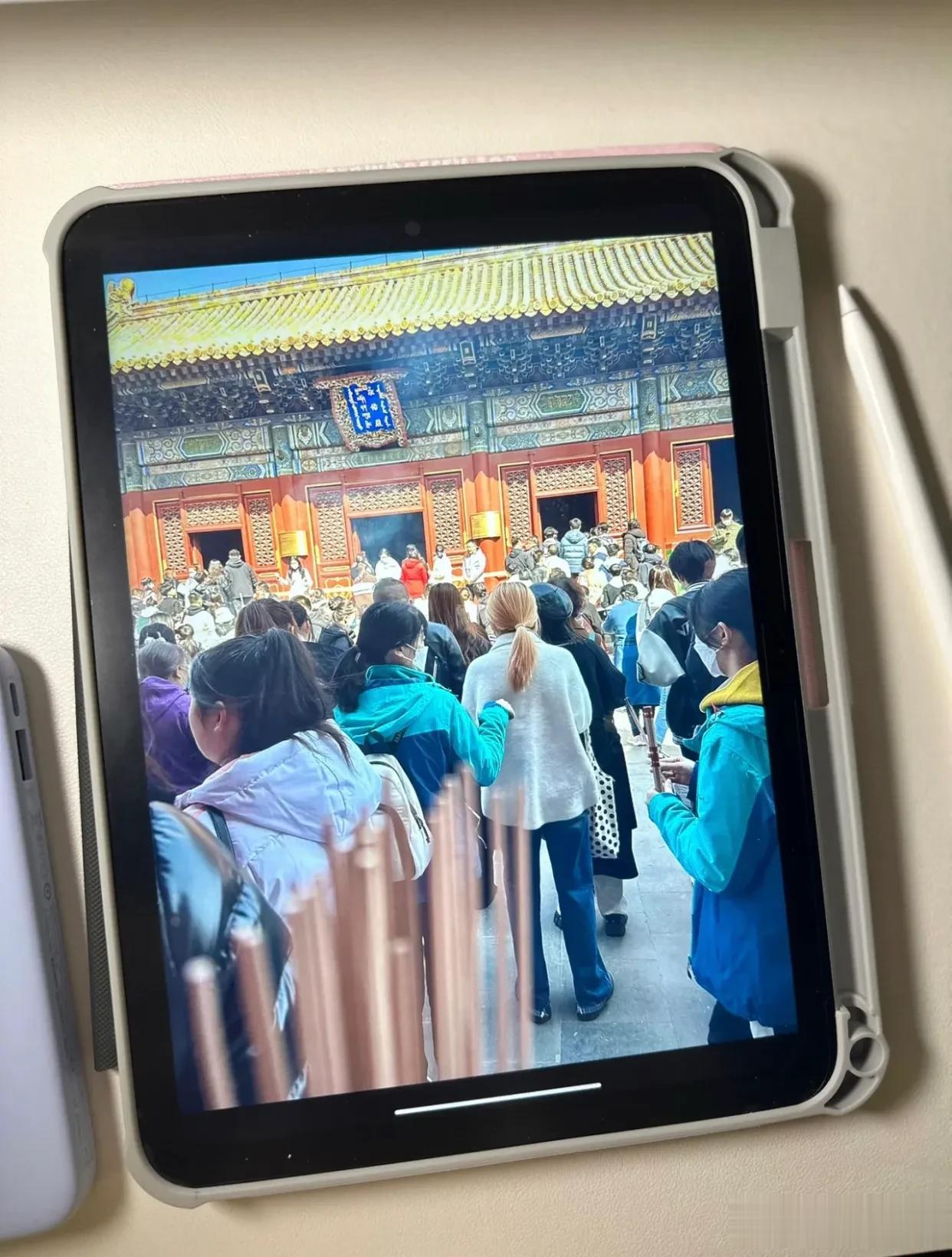 拜佛的反向操作，把我看蒙了！
上周末朋友约我去雍和宫烧香，我问她想求什么，她说爱