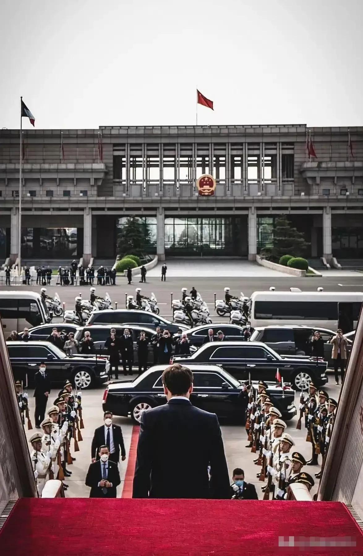 正在走下坡路的老牌西方帝国，面对伟大复兴的东方大国，还想要保持一点虚荣和脆弱的颜