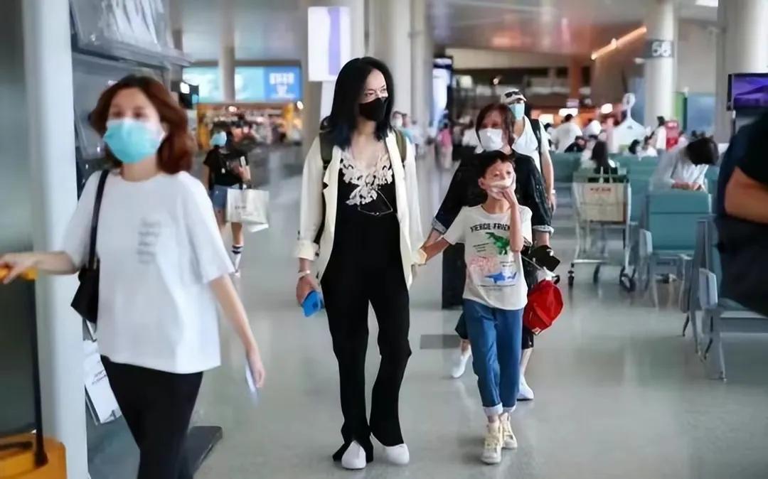 姚琛带孩子们出行，一身黑白搭简约时尚。

带孩子一起出行，姚琛一件黑色蕾丝打底吊