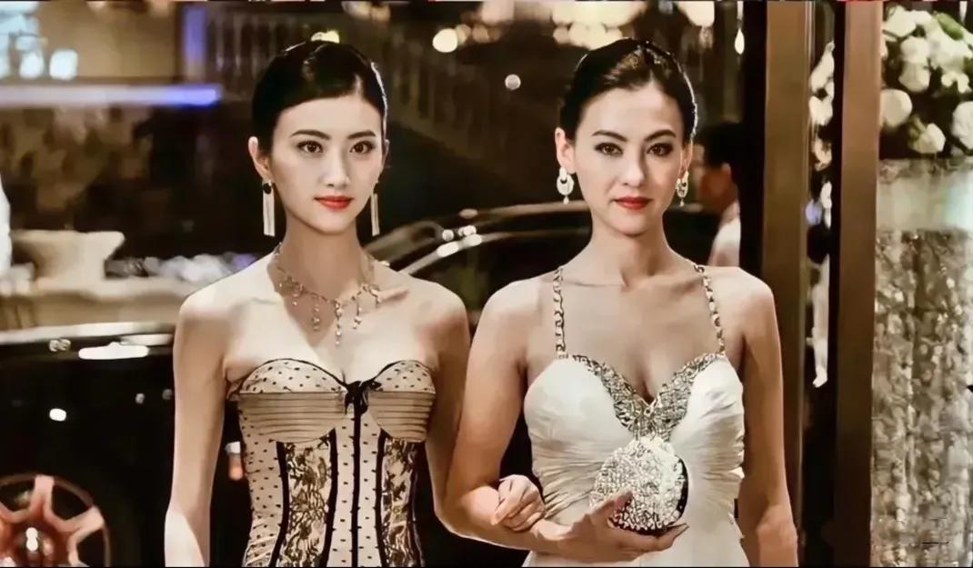 早年间，景甜和张柏芝一起参加活动时的同框照，没想到如今的景甜竟然和张柏芝一样“同